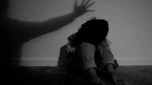 Bé gái 14 tuổi làm việc tại quán karaoke bị hiếp dâm