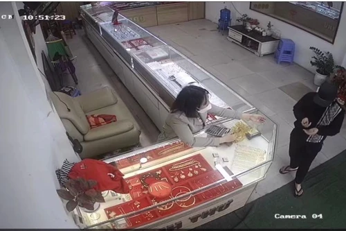 Kẻ lái taxi đi cướp giật cửa hàng vàng làm gì sau khi gây án?