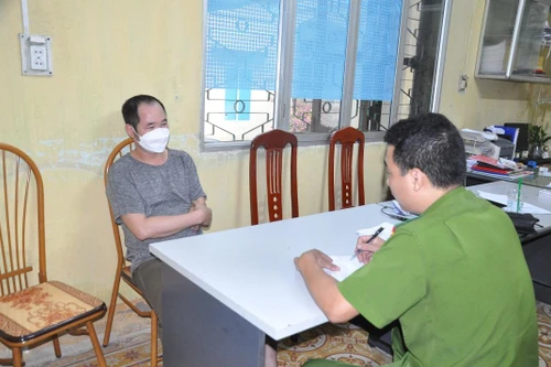 Người đàn ông mua số lượng lớn đạn, phụ kiện súng để bán kiếm lời