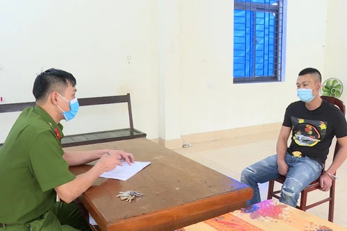 Dắt lưng 'hàng nóng' để vận chuyển 15 'đàn ngựa hồng' cùng 1 kg ma túy đá