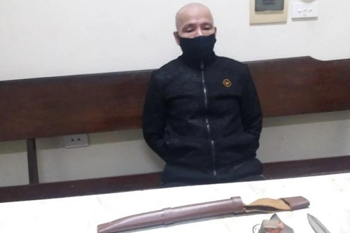 Đối tượng truy nã "găm" vũ khí bên mình, sẵn sàng chống trả khi bị vây bắt