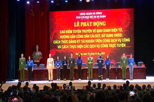 'Đi từng ngõ, gõ từng nhà' tuyên truyền người dân cài đặt, sử dụng VNeID