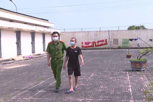 Bị triệu tập điều tra về tội trộm cắp, gã trai lộ gói ma túy