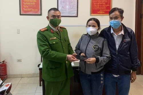 Người phụ nữ bỏ quên điện thoại trên xe taxi, được Công an tận tình giúp đỡ