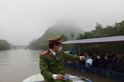 Phát hiện, xử lý 7 trường hợp "cò mồi" tranh giành khách đi chùa Hương