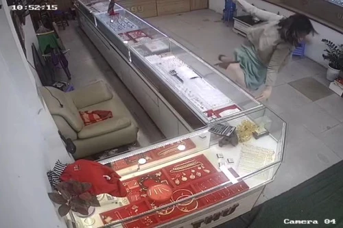 Chủ cửa hàng vàng đang mang thai, lao qua quầy truy đuổi tên cướp