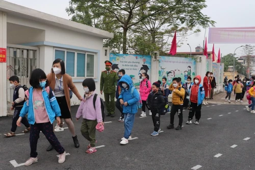 Lực lượng Công an hỗ trợ các trường đón học sinh trở lại học trực tiếp trong an toàn