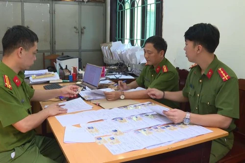 Chạy quảng cáo Facebook để... bán hàng trăm bộ giấy phép lái xe giả