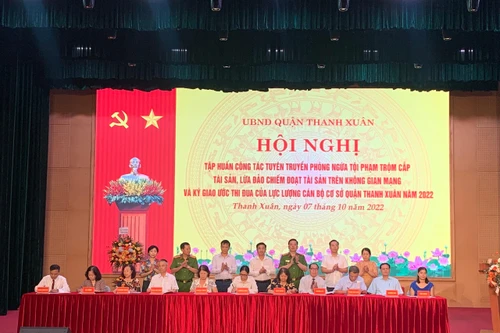 Lực lượng cán bộ cơ sở ký giao ước thi đua phòng chống tội phạm