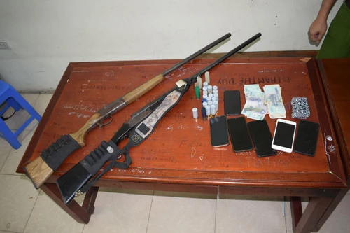 Bắt giữ nhóm đối tượng đánh bạc giữa cánh đồng, thu 2 khẩu súng