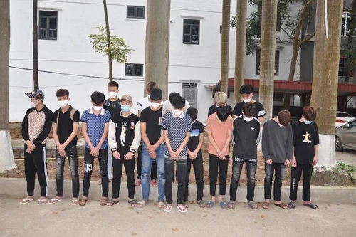 'Cưỡi' xe đạp điện, vác hung khí đi hỗn chiến 