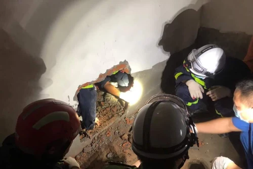 Lực lượng Công an phá tường cứu người mắc kẹt