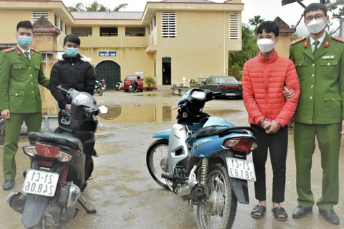 Cặp đôi 10X lang thang nửa đêm "cuỗm" 2 chiếc xe máy