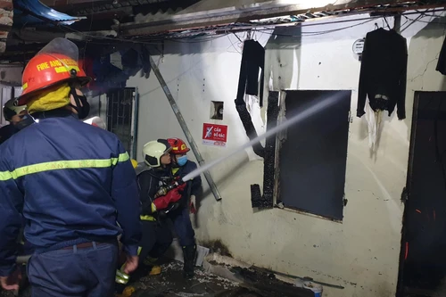 Cận cảnh lực lượng chức năng lăn xả tại hiện trường 3 nạn nhân trong vụ nổ khí gas ở Hà Nội