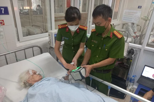Đến tận giường bệnh cấp căn cước công dân gắn chíp cho cụ bà 90 tuổi 