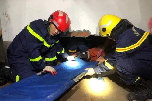 Cận cảnh khoảnh khắc Cảnh sát phá tường cứu người thợ điện mắc kẹt