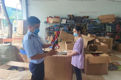 Phát hiện 2 cơ sở kinh doanh súng nhựa trẻ em nhập lậu