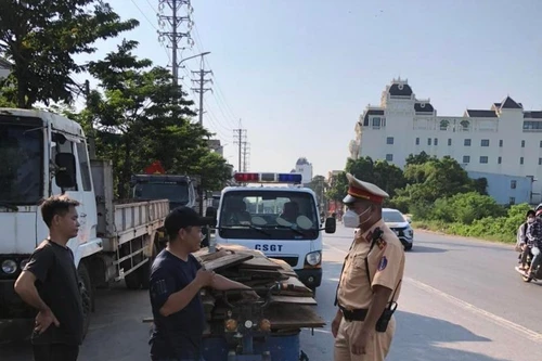 Xử lý nhiều xe 3 bánh tự chế chở hàng hóa trên địa bàn huyện Thạch Thất