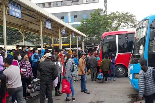 100 nhà xe ở bến Mỹ Đình không chở khách gây tắc nghẽn