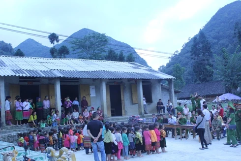 Mang nụ cười đến với trẻ em nghèo ở Sủng Là