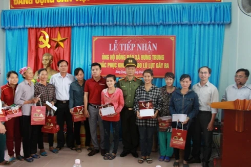 Chung tay sẻ chia những mất mát với bà con vùng lũ dữ