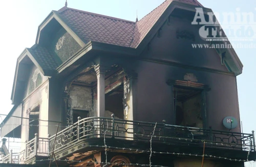 Nghịch tử bật lửa đốt nhà vì mẹ không cho tiền