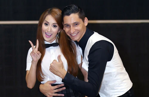 Khánh Thi tình tứ bên bạn nhảy của Ngân Khánh