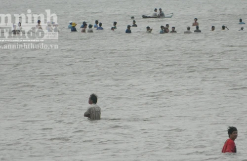 Vụ 3 người chết đuối ở Quảng Ngãi: Đã vớt được xác cháu bé 
