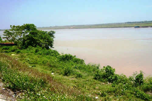 Phát hiện người đàn ông chết bất thường bên bờ sông Lam