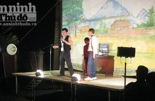 Phá rối đêm văn nghệ của xã vì nhiễm HIV