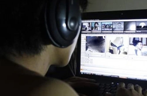 Để khách xem website "đen", 2 cửa hàng internet bị xử lý