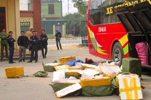 Bắt xe khách chở gần 1 tấn nội tạng động vật bốc mùi hôi thối