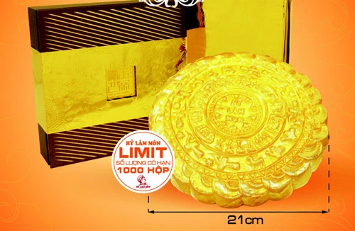Hà Nội: Choáng với bánh trung thu hình trống đồng mạ vàng giá 3,5 triệu đồng/cái