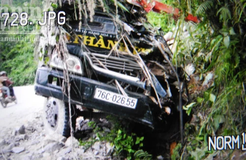 Mất lái, ô tô lao thẳng vào núi làm 2 người tử vong