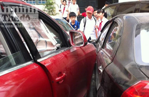 Xe Audi gây tai nạn liên hoàn trong trường học