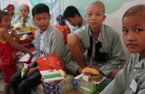 Mang âm nhạc đổi lấy nụ cười của trẻ mắc bệnh ung thư