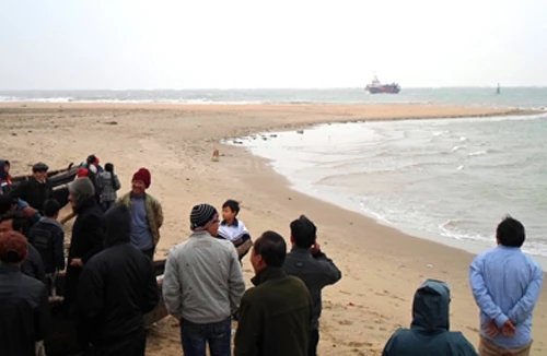 Bị sóng biển nhấn chìm trong lúc ngồi câu cá