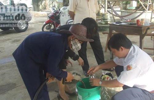 Mua phải xăng dởm, hàng chục xe máy gặp "nạn"