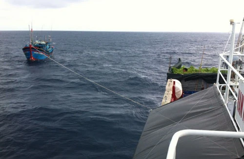 Đưa thi thể ngư dân đột tử trên biển vào bờ