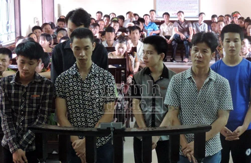 Dùng ô tô truy đuổi nhau, nã đạn như phim hành động