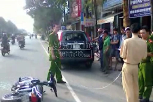 Chạy quá tốc độ, nam sinh 16 tuổi lao thẳng xe máy vào đuôi ô tô