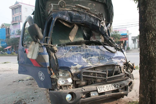 Va chạm với xe chở rác, tài xế mắc kẹt trong cabin