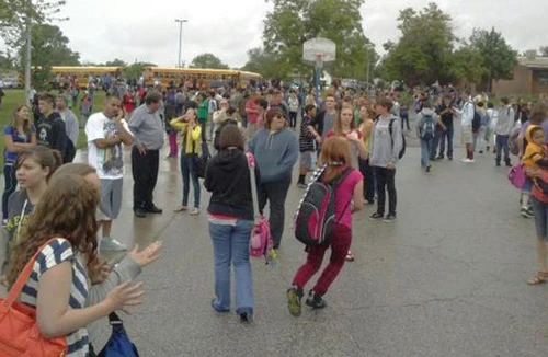 Đóng cửa trường học vì tin báo đe dọa nổ súng