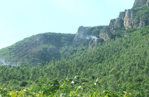 Huy động 200 cán bộ, chiến sỹ và nhân dân dập lửa cứu rừng