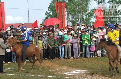 Đầu xuân, kỵ sĩ "chân đất" đua ngựa gò Thì Thùng