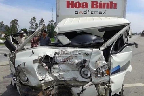 Xe đầu kéo tông xe tải, 2 người may mắn thoát chết