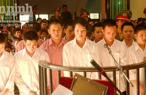 10 đối tượng đánh hội đồng khiến nam thanh niên tử vong