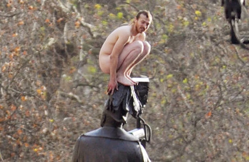 Ngồi tù vì dám trần truồng mạo phạm tượng thiêng