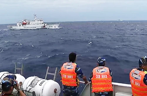 Tàu Hải cảnh Trung Quốc áp sát tàu Kiểm ngư cự ly 20m