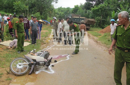 Va chạm với xe tải, chồng tử vong tại chỗ, vợ bị thương nặng
